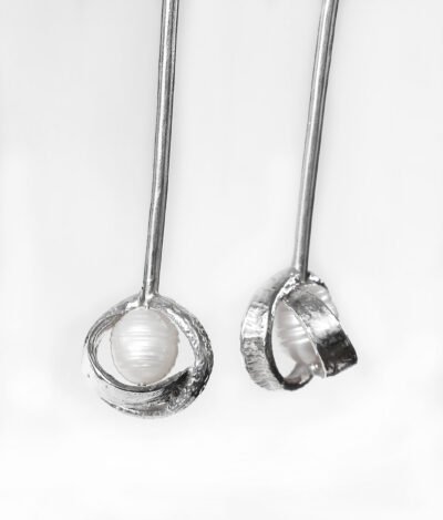 Dangling minimalist pearl earrings in sterling silver
