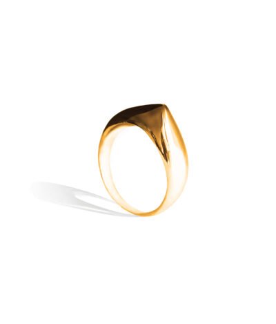 Minimalist gol dragon fang stacking ring with a sleek, polished design, perfect for modern jewelry lovers Anillo apilable de plata dorada minimalista en forma de colmillo de dragón, con un diseño pulido y elegante, perfecto para los amantes de la joyería moderna