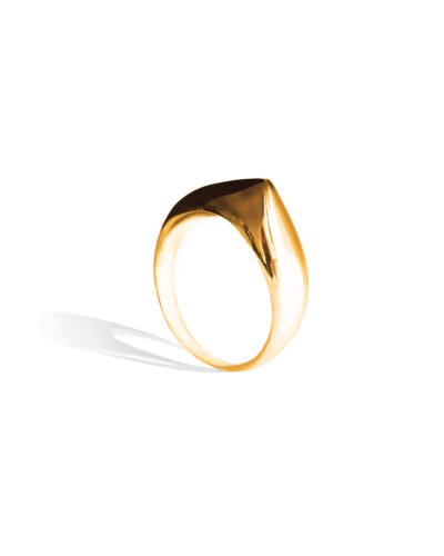 Minimalist gol dragon fang stacking ring with a sleek, polished design, perfect for modern jewelry lovers Anillo apilable de plata dorada minimalista en forma de colmillo de dragón, con un diseño pulido y elegante, perfecto para los amantes de la joyería moderna