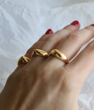 Minimalist gol dragon fang stacking ring with a sleek, polished design, perfect for modern jewelry lovers Anillo apilable de plata dorada minimalista en forma de colmillo de dragón, con un diseño pulido y elegante, perfecto para los amantes de la joyería moderna