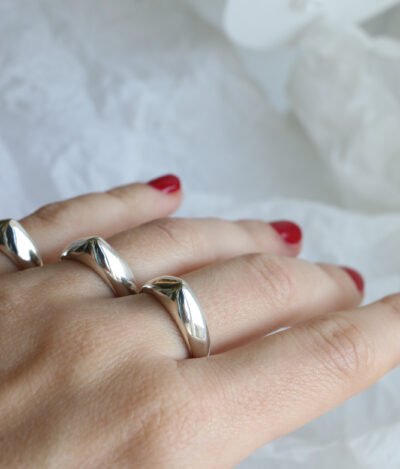 Minimalist silver dragon fang stacking ring with a sleek, polished design, perfect for modern jewelry lovers Anillo apilable de plata minimalista en forma de colmillo de dragón, con un diseño pulido y elegante, perfecto para los amantes de la joyería moderna