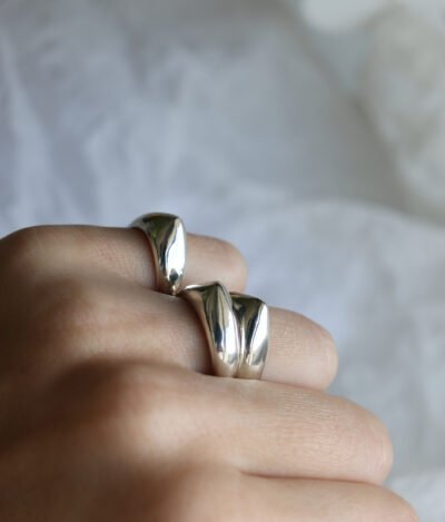 Minimalist silver dragon fang stacking ring with a sleek, polished design, perfect for modern jewelry lovers Anillo apilable de plata minimalista en forma de colmillo de dragón, con un diseño pulido y elegante, perfecto para los amantes de la joyería moderna